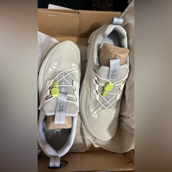 ON cloud. Cloudaway sneakers. New in box - Picture 3 of 12